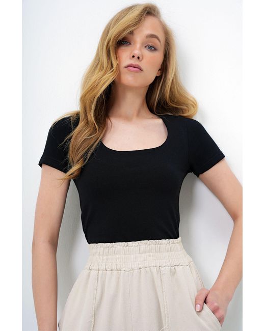 Trend Alaçatı Stili Black Schwarzer Lycra-Jumpsuit Mit Quadratischem Ausschnitt Bauchfreie Bluse Aus Doppeltem Stoff Für Damen