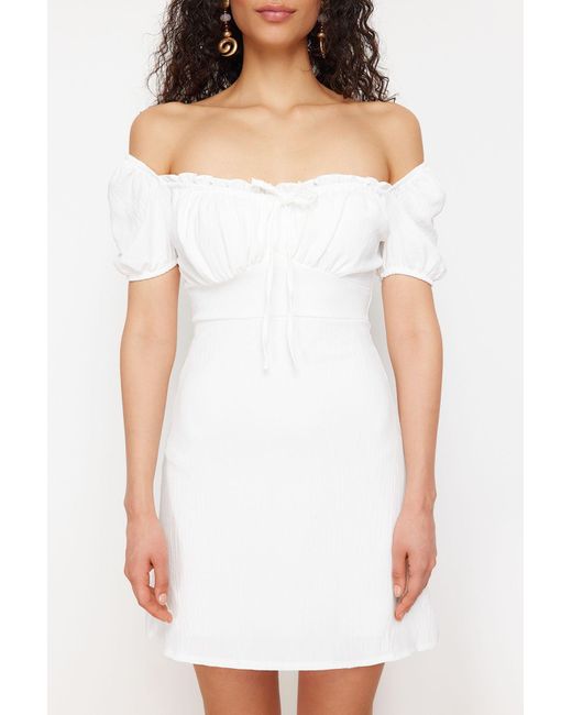 Trendyol White Weißes, Gerades, Figurbetontes, Gewebtes Minikleid Aus Crêpe Für Damen