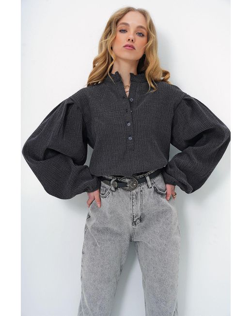 Trend Alaçatı Stili Black Anthrazitfarbene, Strukturierte Hemdbluse Mit Ballonärmeln – Vorherrschender Kragen, Knopfleiste, Kordelzug Für Damen