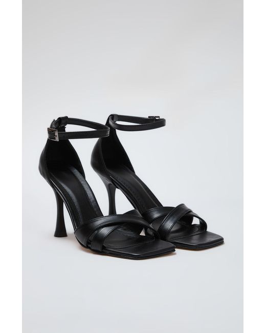 Trendyol Black Schwarze, Überkreuzte, Dünne Absätze, Quadratische Zehenpartie, Klassische Schuhe Mit Absatz Für Damen