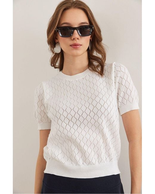 Olalook White Weiße, Durchbrochene, Kurzärmlige Strickbluse Mit Rautenmuster Blz- 19002883 Für Damen