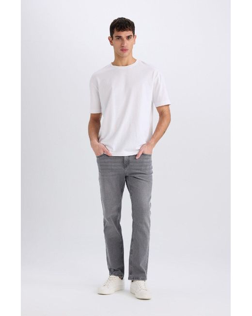 Defacto Sergio Regular Fit Normal Fit Normal Waist Pipe Leg Jeanshose D9837Ax25Sp Für Herren in White für Herren