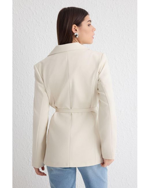 Trendyol Natural Ecrufarbene, Reguläre, Gefütterte Blazerjacke Mit Gürtel Für Damen