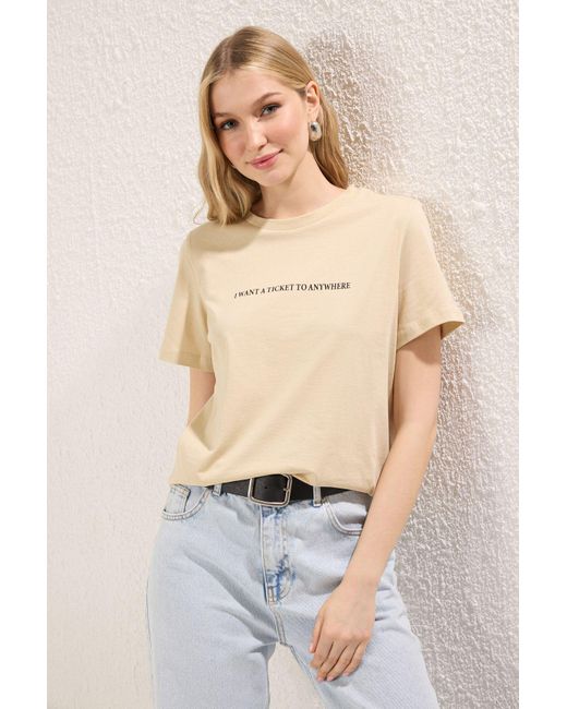 Trendyol Natural Basic-Strick-T-Shirt Mit Rundhalsausschnitt – Stein, 100 Baumwolle, Slogan, Entspannte Passform Für Damen