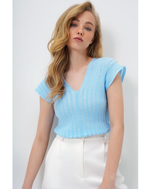 Trend Alaçatı Stili Blue Babyblaue Bluse Mit V-Ausschnitt Und Durchbrochenem V-Ausschnitt Vorne Und Hinten Für Damen