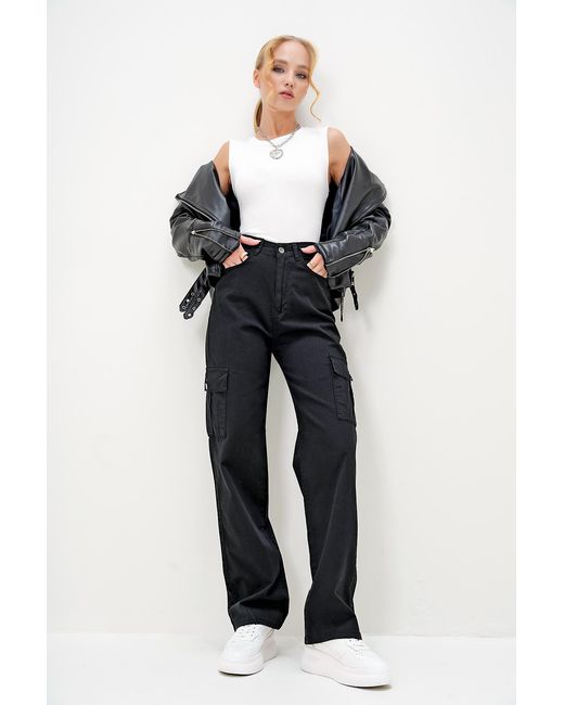 Trend Alaçatı Stili Blue Schwarze Jeanshose Mit Weitem Bein Und Cargotaschen Für Damen