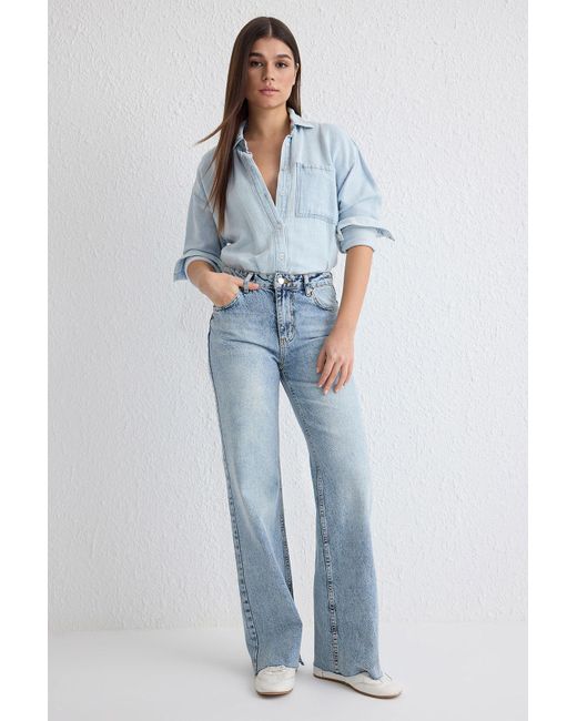 Trendyol Blue Hellblaue Jeans Mit Normaler Taille Und Weitem Bein Und Ausschnitten Für Damen