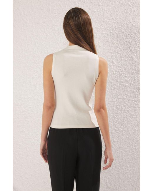 Trendyol White Ecrufarbene Strickbluse Mit Stehkragen, Nullärmeln, Super Dehnbar, Reguläre Größe, Für Damen