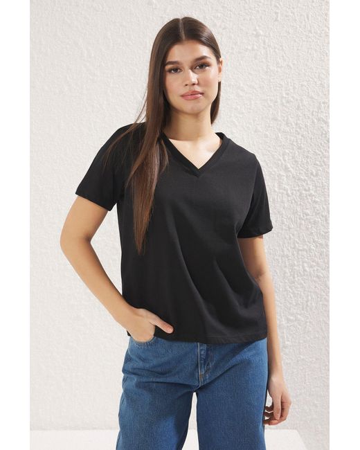 Trendyol Black Graues, Schwarzes Basic-T-Shirt Mit V-Ausschnitt, 2Er-Pack, Normale Passform – Für Damen