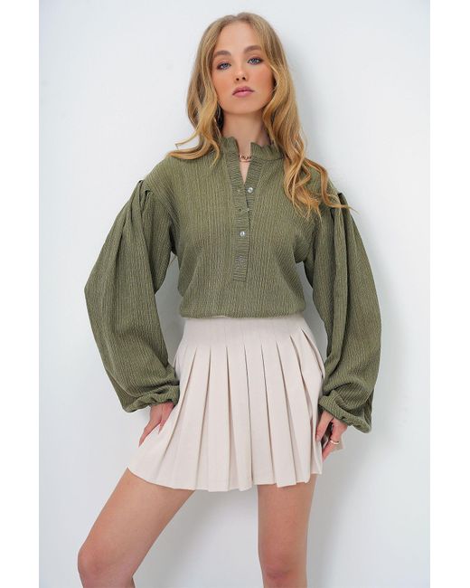 Trend Alaçatı Stili Green Bluse Mit Offenem, Khakifarbenem Stehkragen, Knopfleiste Vorne, Ballonärmeln, Strukturierter, Umwickelter Hemdbluse Für Damen