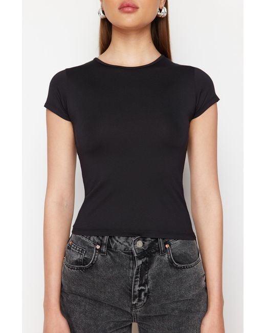 Trendyol Black Es tailliertes t-shirt aus polyamid mit rundhalsausschnitt – super dehnbar, kurze ärmel