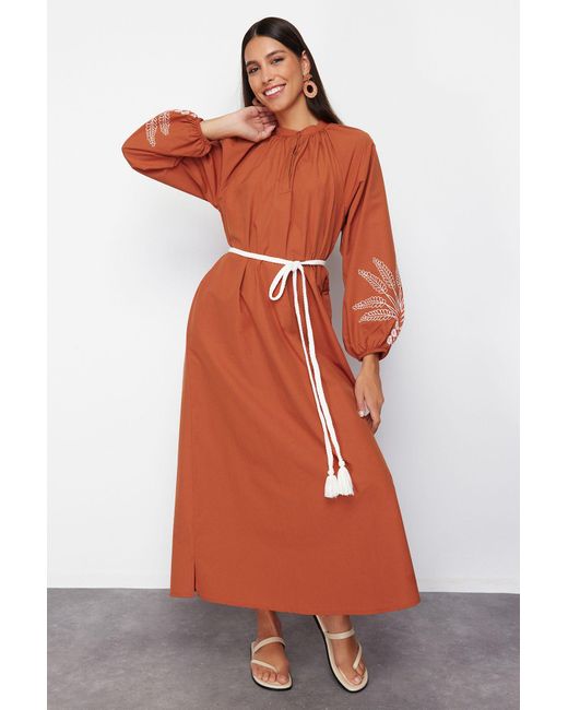 Trendyol Orange Zimtfarbenes, ungefüttertes, besticktes / besticktes, gewebtes hijab-kleid aus terrycotton
