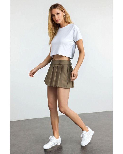 Trendyol Green Khakifarbene, Plissierte Super-Mini-Shorts Mit Gewebtem Saum Und Mittlerer Taille Für Damen