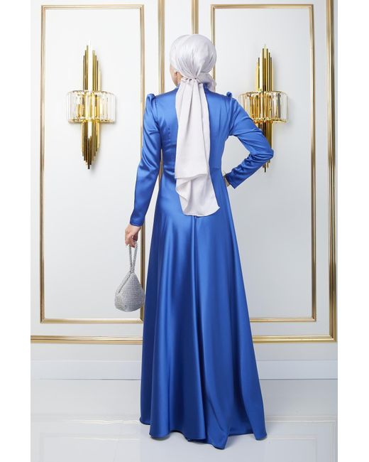 Olcay Blue Satin-hijab-abendkleid mit stempel und glitzerndem umhangsaum indigo