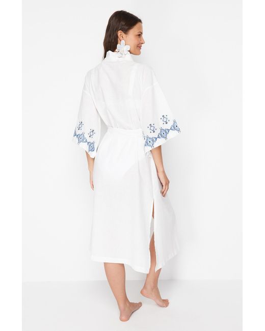 Trendyol White Farbener maxi-kimono und kaftan mit gürtel, gewebt, bestickt, leinenoptik,