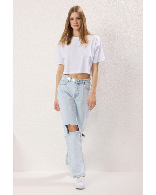 Trendyol Blue Hellblaue Jeans Mit Zerrissenen Details, Normaler Taille Und Weitem Bein Für Damen