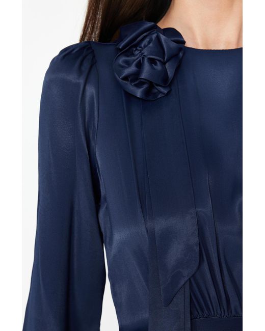 Trendyol Blue Marineblaues abendkleid aus gewebtem satin mit rosendetail für besondere anlässe