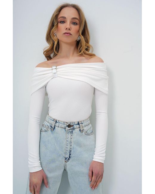 Trend Alaçatı Stili Gray Weiße Ottoban-Bluse Mit Madonna-Kragen Und Gürtel Für Damen
