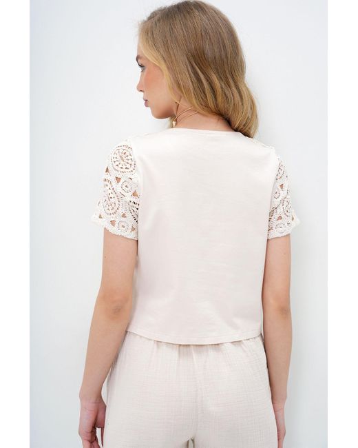 Trend Alaçatı Stili White Beigefarbene Crop-Bluse Mit Rundhalsausschnitt, Durchbrochenem Innenfutter Und Motivstickerei Für Damen