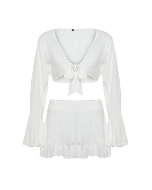 Trendyol White Farbenes set aus gewebter bluse und shorts mit rüschen