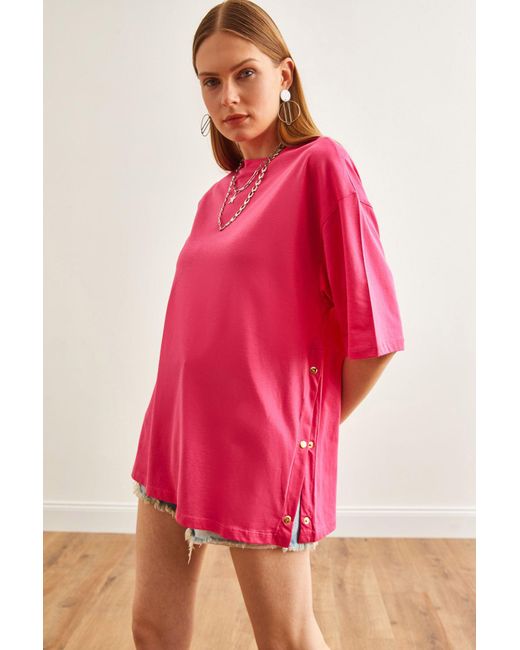 Olalook Pink Fuchsiafarbenes baumwoll-t-shirt mit seitlichen knöpfen