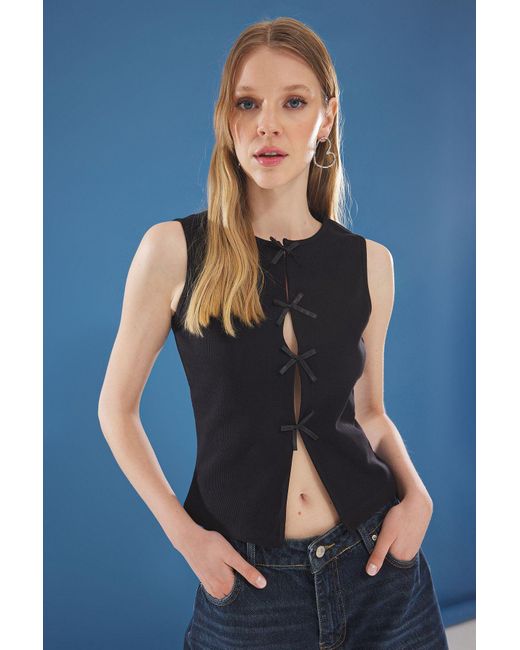 Trendyol Blue Stretch-Strickbluse Mit Rundhalsausschnitt – Schwarzes Banddetail, Nullärmel Für Damen