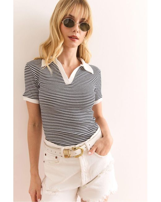 Olalook Black Gestreifte Schwarze Bluse Mit Polokragen Und Farbigen Details Aus Dehnbarer Baumwolle Für Damen