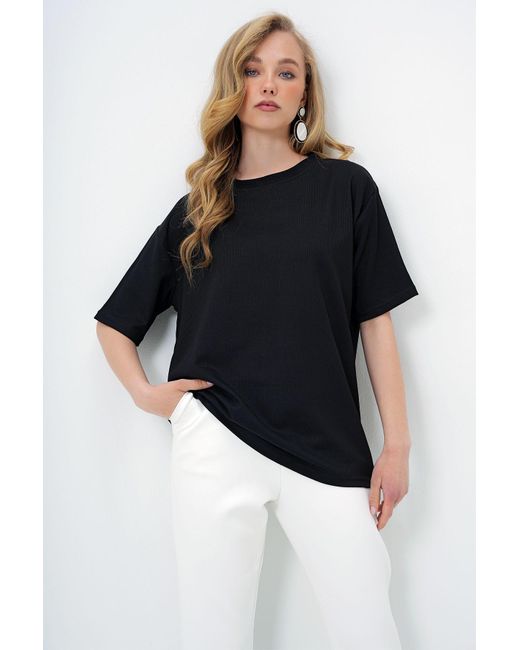 Trend Alaçatı Stili Black Schwarzes T-Shirt Mit Rundhalsausschnitt Und Strukturiertem Basic Für Damen