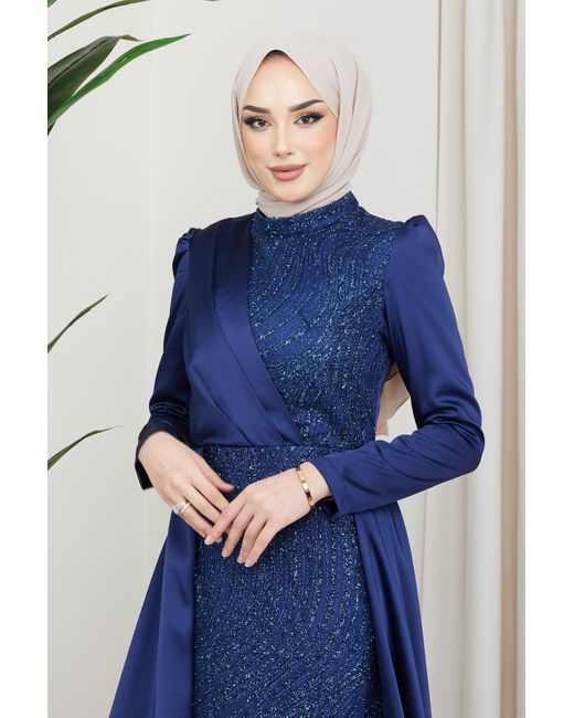 Olcay Blue Satin-hijab-abendkleid mit pailletten- und glitzerdetail auf der vorderseite und cape-rock k.ndi̇go