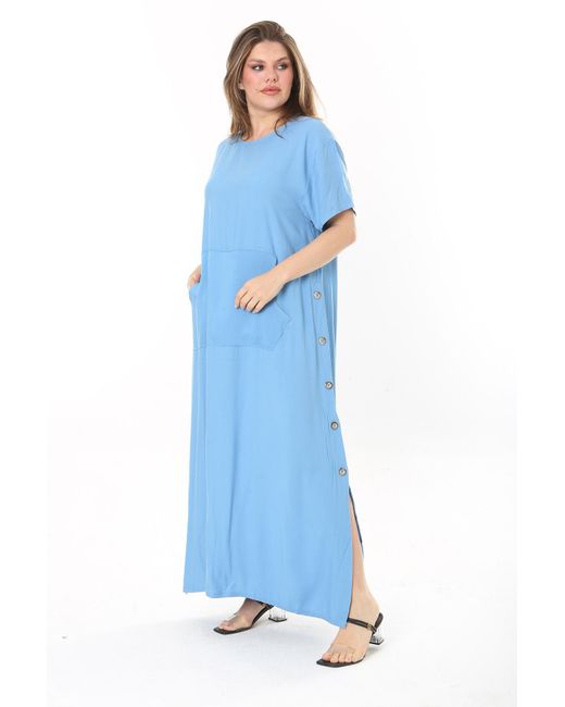 Şans Blue Şans babyes kleid aus gewebter viskose mit seitlichen metallknöpfen und kängurutasche in großen größen