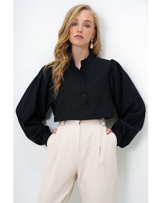 Trend Alaçatı Stili Black Schwarze Popeline-Hemdbluse Mit Richterkragen Und Halber Knopfleiste Alc-X14059 Für Damen