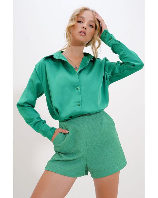 Trend Alaçatı Stili Green Grünes Satin-Hemd Relaxed Fit Alc-X12670 Für Damen