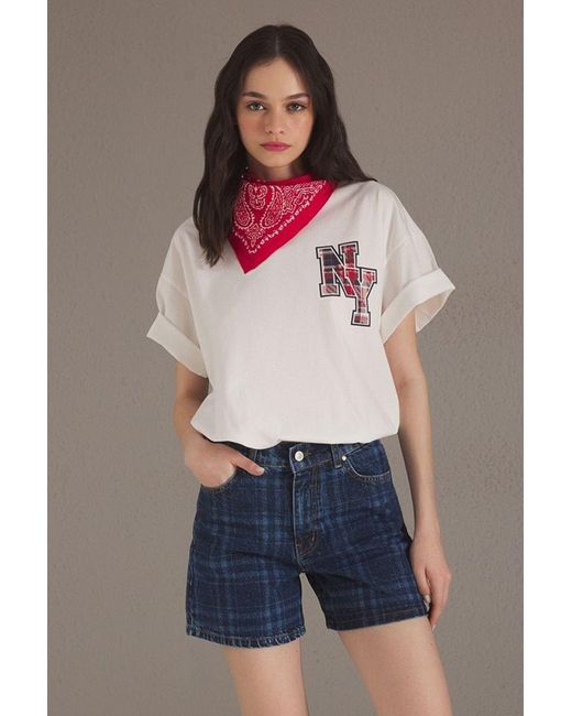 Trendyol Blue Kariert Gemusterte City Boy-Jeansshorts Mit Normaler Taille Für Damen