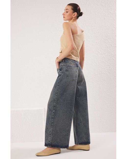 Trendyol Blue Dunkelblaue, Blass Wirkende Jeans Mit Niedriger Taille Und Weitem Bein Für Damen