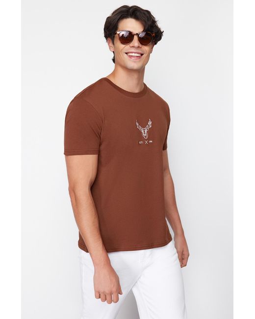 Trendyol Dunkeles t-shirt aus 100 % baumwolle mit aufgesticktem hirsch in normaler schnittform, in Brown für Herren