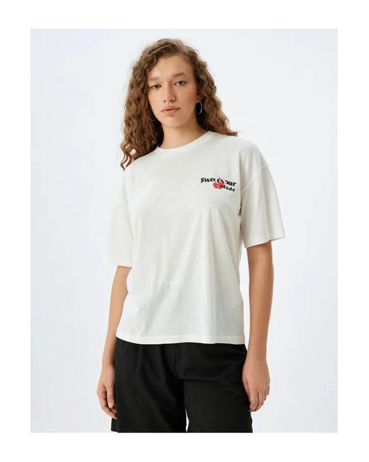 Koton White Bequeme Passform Aus Baumwolle – Kurzärmliges T-Shirt Mit Rundhalsausschnitt Und Kirschdruck Für Damen