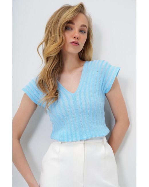 Trend Alaçatı Stili Blue Babyblaue Bluse Mit V-Ausschnitt Und Durchbrochenem V-Ausschnitt Vorne Und Hinten Für Damen