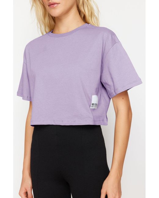 Trendyol Purple Lilafarbenes, Entspanntes/Bequemes, Gestricktes T-Shirt Aus 100 Baumwolle Mit Gewebtem Etikettendetail Für Damen