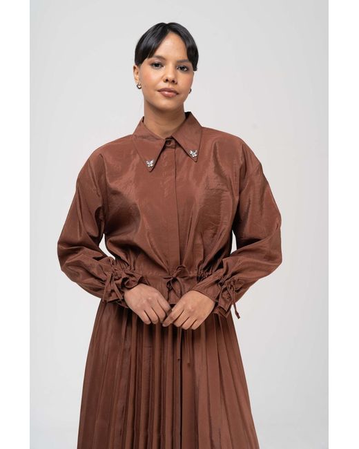 Olcay Brown Bluse mit spitzendetail, elastischer bund, faltenrock, anzug,