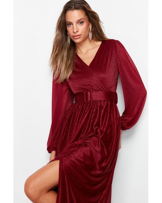 Trendyol Red Langes abendkleid aus rotem satin mit gürtel und details