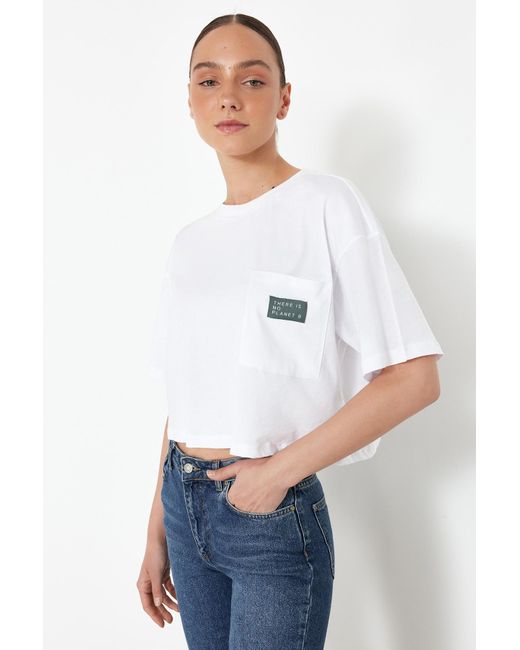 Trendyol White Es, nachhaltigeres strick-t-shirt aus 100 % baumwolle mit lockerem schnitt und bedrucktem strick