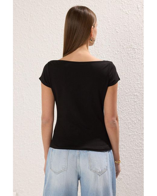 Trendyol Black Schwarze, Taillierte Baumwollbluse Mit U-Boot-Ausschnitt Für Damen