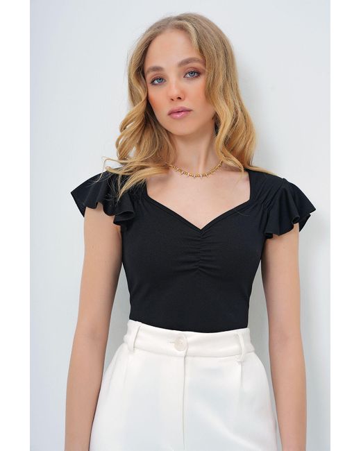 Trend Alaçatı Stili Black Schwarze Kreppbluse – Herzförmiger Ausschnitt, Gerüschte Schultern Und Kordelzugdetail Für Damen