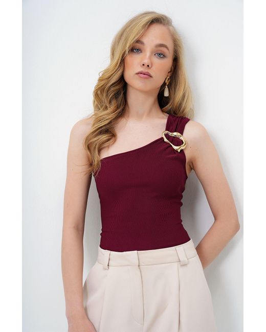 Trend Alaçatı Stili Red Burgunderrote Ottoban-Bluse Mit Asymmetrischem Ausschnitt Und Einer Schulter Mit Metallaccessoires Für Damen