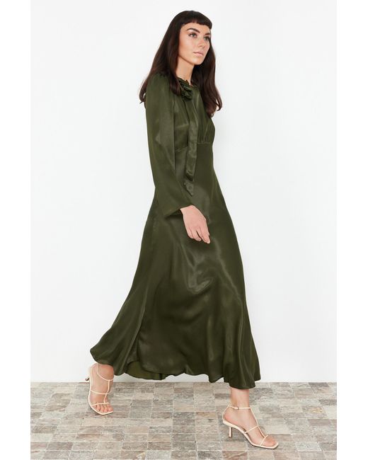 Trendyol Green Farbenes abendkleid aus gewebtem satin für besondere anlässe mit rosen-details