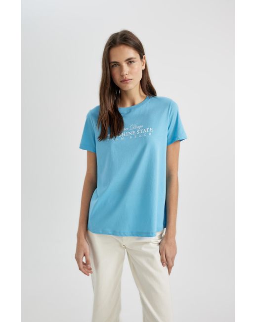 Defacto Blue Kurzarm-t-shirt mit normaler passform, rundhalsausschnitt und slogan-aufdruck c6204ax24sm