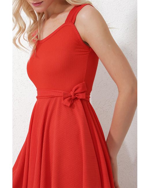 Trend Alaçatı Stili Red Korallenes kleid mit dickem trägerrock, volant und gebundenem gürtel