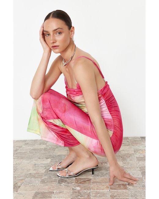 Trendyol Pink Limited edition – bedrucktes, dehnbares strick-bleistiftkleid mit midi-trägern