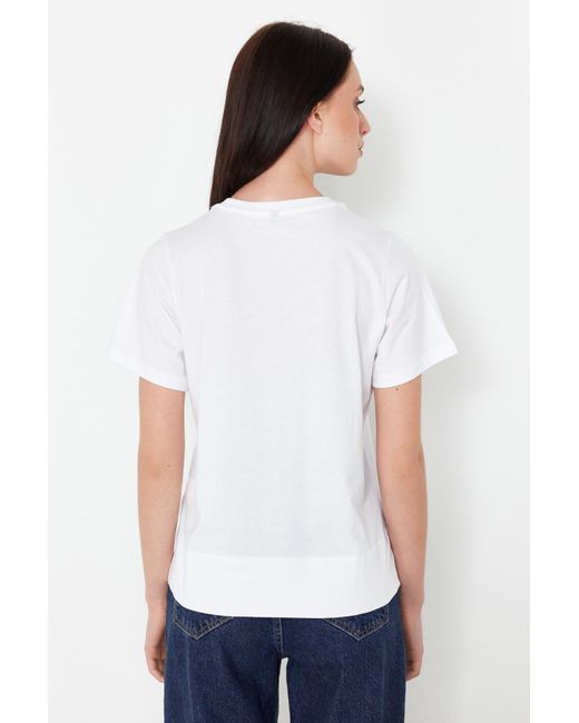 Trendyol White Es, nachhaltigeres strick-t-shirt aus 100 % baumwolle mit normaler/normaler passform