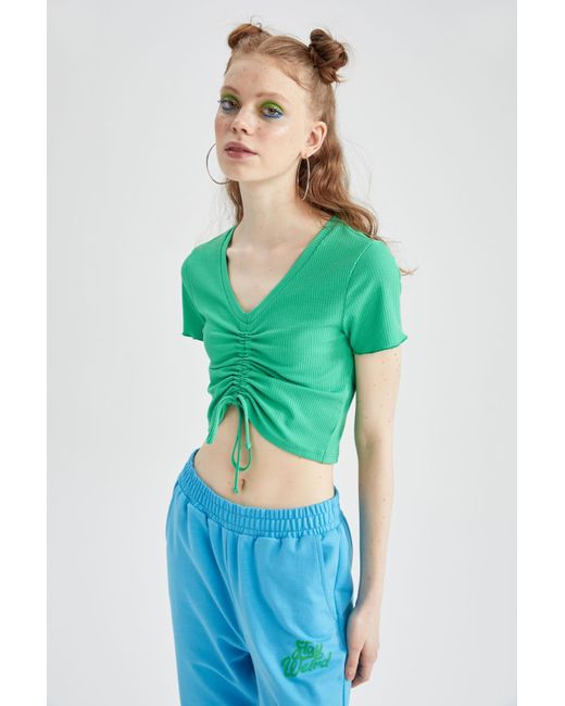Defacto Green Coool tailliertes camisole-kurzarm-t-shirt mit v-ausschnitt x9988az22sm